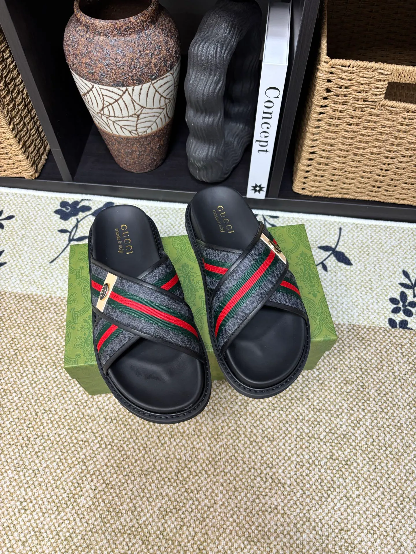 Factory 💰 300 yuan Gucci slippers] high-end men's shoes brand official website 1:1 latest masterpiece: original mold customization, the fabric is made of imported original materials, upgraded outsole, lighter and non-slip. The market's top quality, simple yet tasteful, a must-have for fashionistas, fashionable at your feet, full of confidence, the same style at the counter 👍The season of summer slippers is here. Code: 38-45 (45 customized)